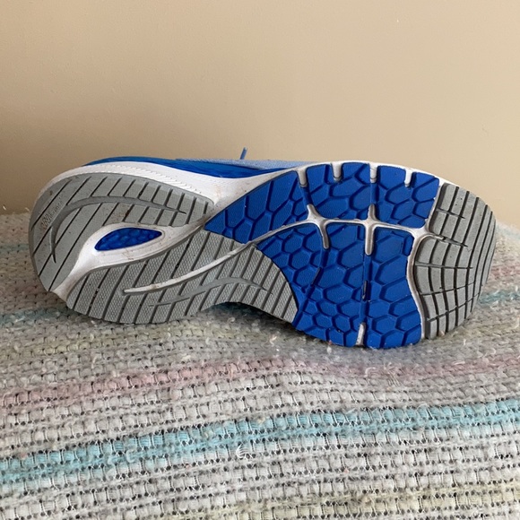 Blue new balance sneakers women’s 9 1/2 - Picture 9 of 10